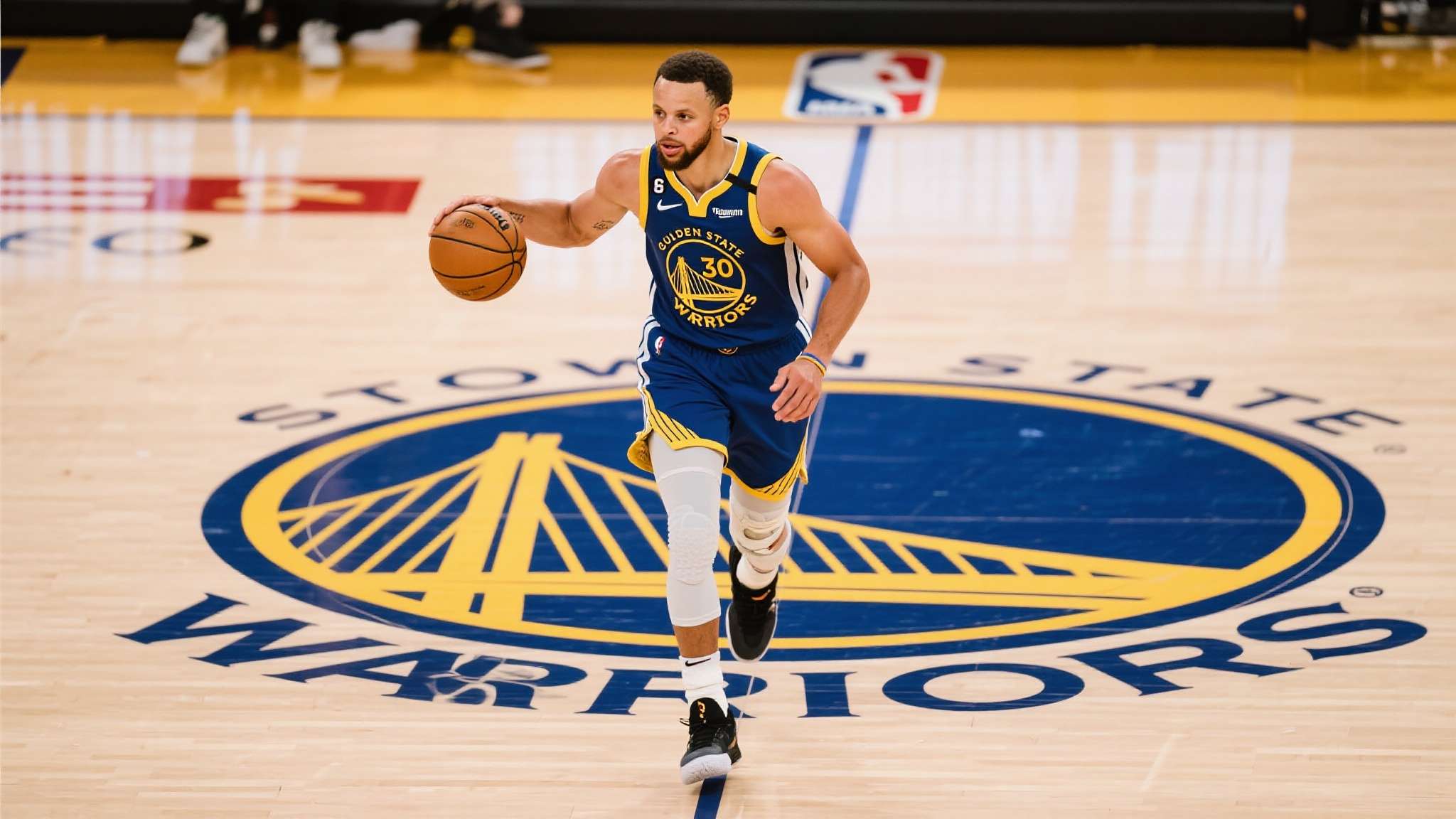 美媒评NBA现役十大控卫:哈登第8,库里第5,第1实至名归 而作为小学生一代接班人的斯蒂芬·库里,仅摘得第五,却同样值得关注。虽然伤病困扰没